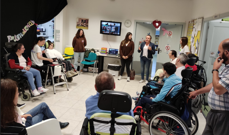 El servicio de empleo de ASPACE-Galicia imparte un curso para realizar trámites online con personas con parálisis cerebral